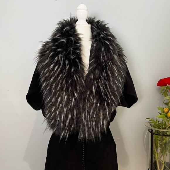 NEW Bebe Faux Fur Statement Collar Oversized Knit Shrug Draped Sweater Black Wh… - Picture 3 of 16